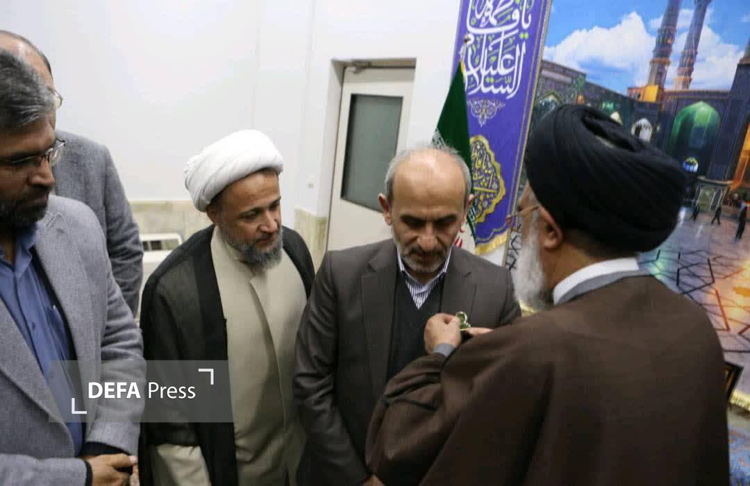 ادای احترام رئیس سازمان صداوسیما به مزار سردار شهید حاج رمضان در قم