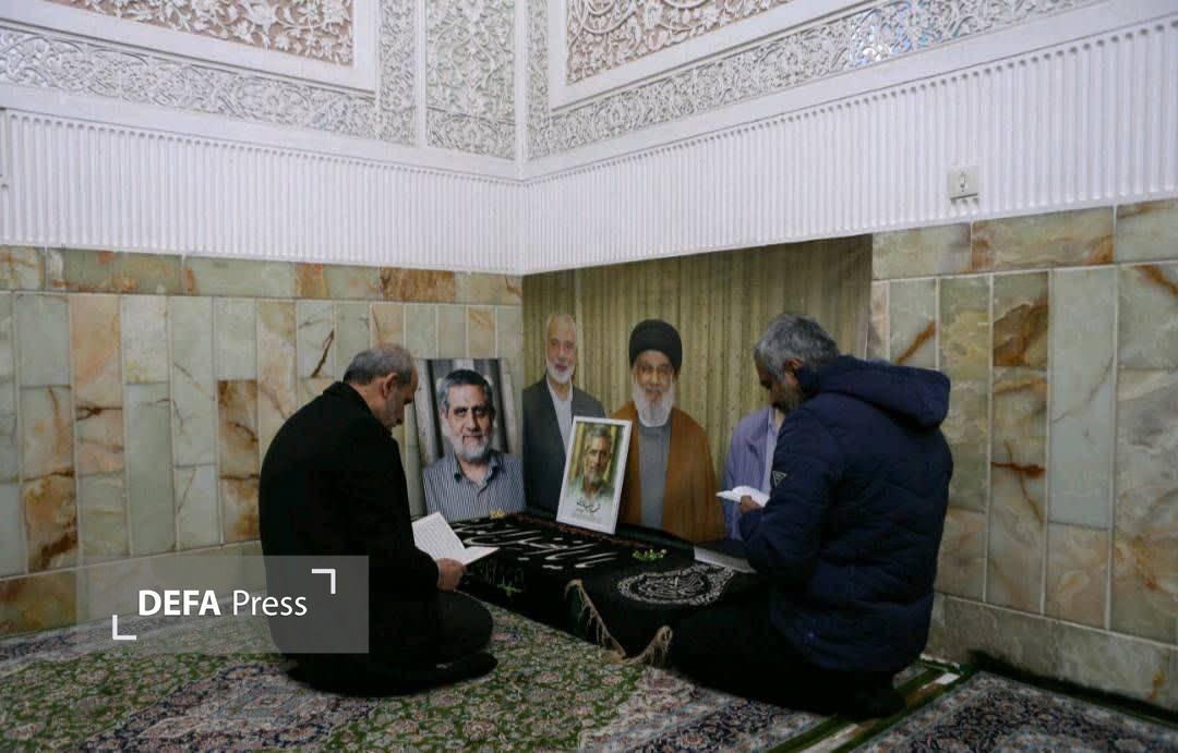 ادای احترام رئیس سازمان صداوسیما به مزار سردار شهید حاج رمضان در قم