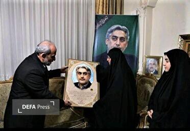 تجلیل رئیس سازمان صداوسیما از خانواده دانشمند شهید «امیرحسین فقهی» تجلیل رئیس سازمان صداوسیما از خانواده دانشمند شهید «امیرحسین فقهی»