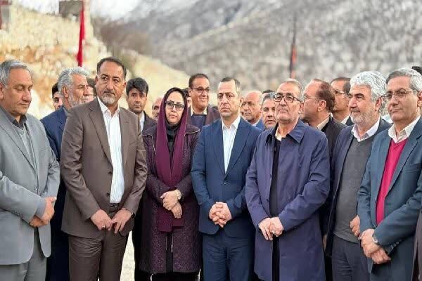 تقدیر استاندار کهگیلویه و بویراحمد از خانواده شهید مرزبان در لوداب+ تصاویر