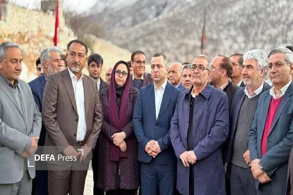 تقدیر استاندار کهگیلویه و بویراحمد از خانواده شهید مرزبان در لوداب+ تصاویر تقدیر استاندار کهگیلویه و بویراحمد از خانواده شهید مرزبان در لوداب+ تصاویر