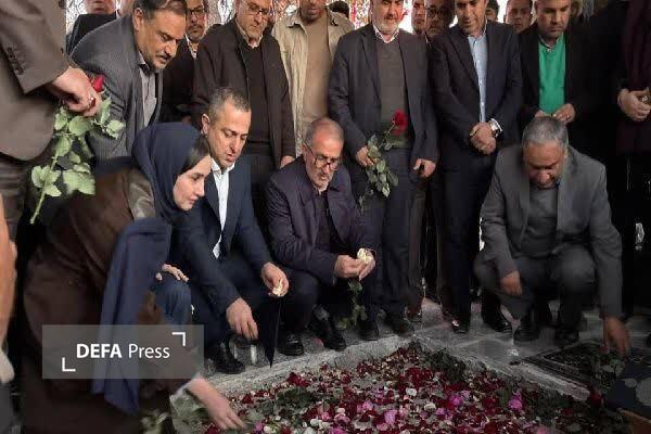 تقدیر استاندار کهگیلویه و بویراحمد از خانواده شهید مرزبان در لوداب+ تصاویر تقدیر استاندار کهگیلویه و بویراحمد از خانواده شهید مرزبان در لوداب+ تصاویر