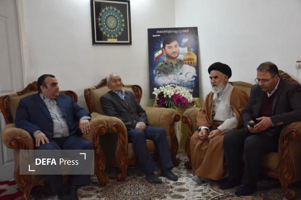 دیدار فرماندار و امام جمعه اسفراین با خانواده شهید مدافع حرم توفیقیان به مناسبت ولادت حضرت علی (ع) و روز پدر