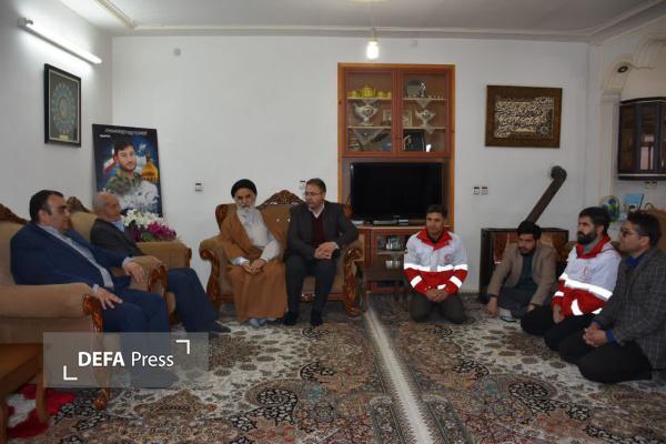 دیدار فرماندار و امام جمعه اسفراین با خانواده شهید مدافع حرم توفیقیان به مناسبت ولادت حضرت علی (ع) و روز پدر