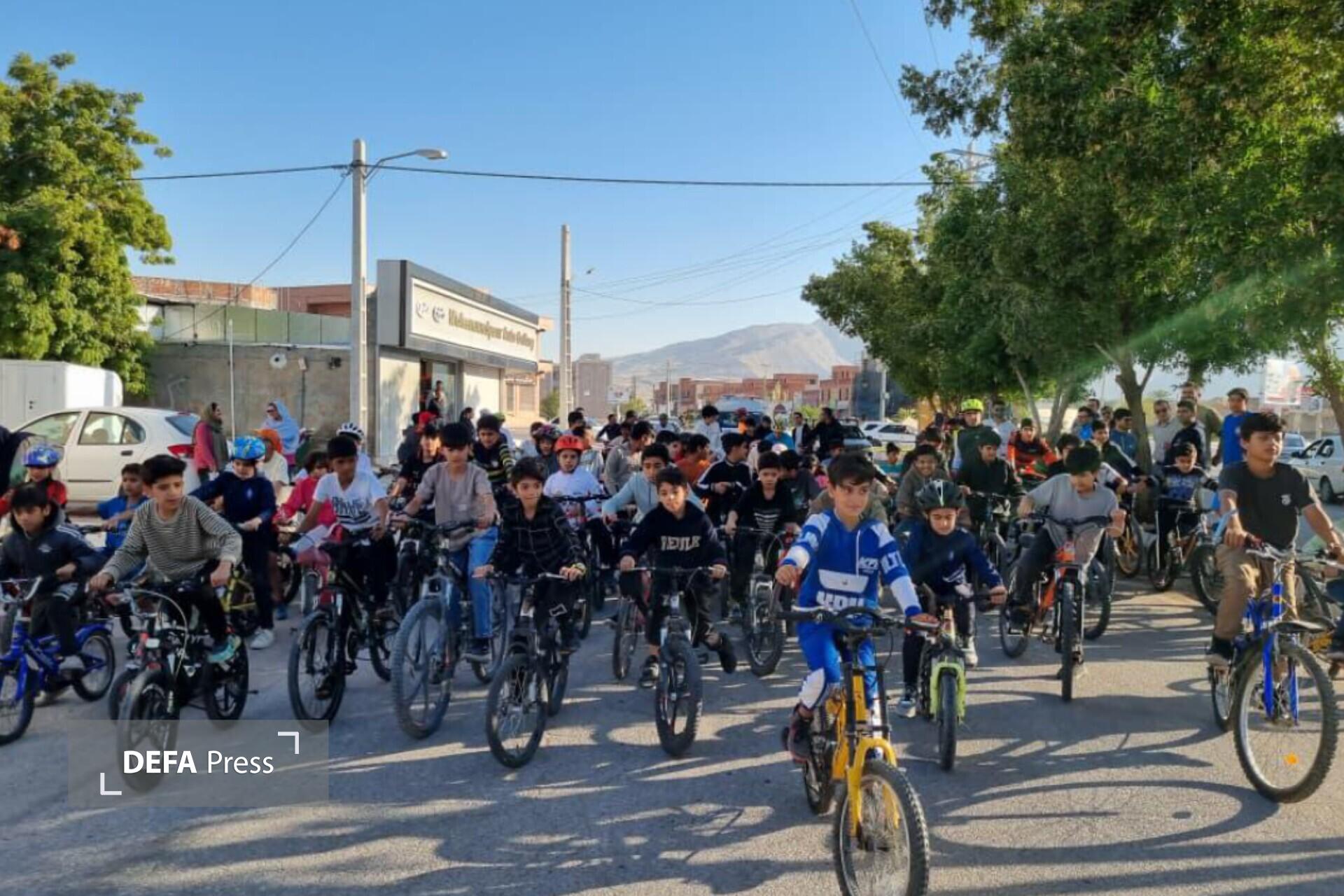 همایش بزرگ دوچرخه‌سواری خانوادگی در بستک برگزار شد