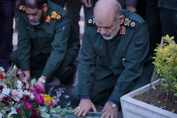 ادای احترام سردار وحیدی به مقام شامخ سردار دل‌ها در کرمان+ تصاویر