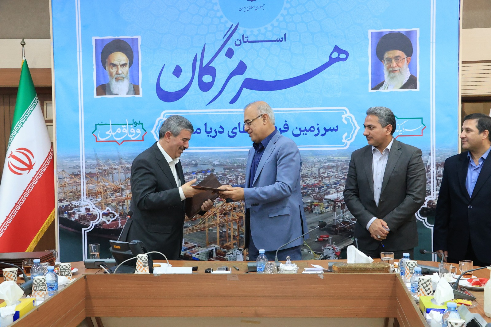 تفاهم‌نامه همکاری استانداری هرمزگان و بنیاد مستضعفان منعقد شد