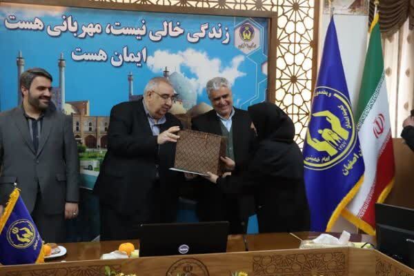 مددکاران چراغ امید را در دل مددجویان بیمار روشن می‌سازند