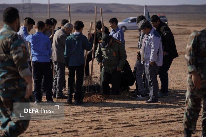 کاشت ۱۰۰۰ اصله نهال به همت گروههای جهادی بسیج دانش آموزی در نواران قم کاشت ۱۰۰۰ اصله نهال به همت گروههای جهادی بسیج دانش آموزی در نواران قم