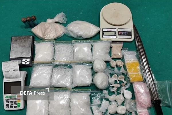 کشف شیشه از مخفیگاه توزیع کنده مواد مخدر در عباس آباد