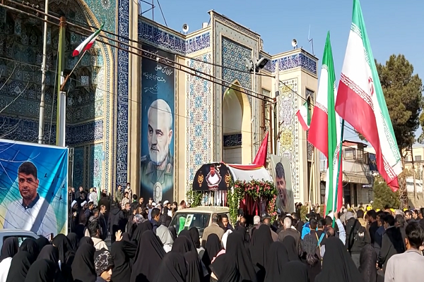 کلیپ/پیکر شهید هنرمند «احد زرنگی‌پور» وارد حسینیه ثارالله کرمان شد