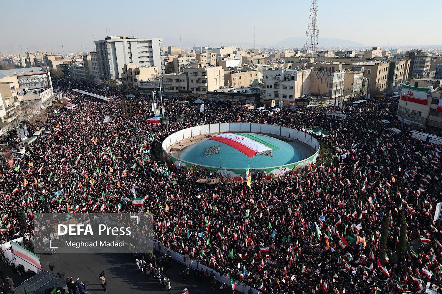 خروش تهرانیها در محکومیت تروریسم و اغتشاشات/ مردم پایتخت قرآن بهدست به میدان آمدند خروش تهرانیها در محکومیت تروریسم و اغتشاشات/ مردم پایتخت قرآن بهدست به میدان آمدند