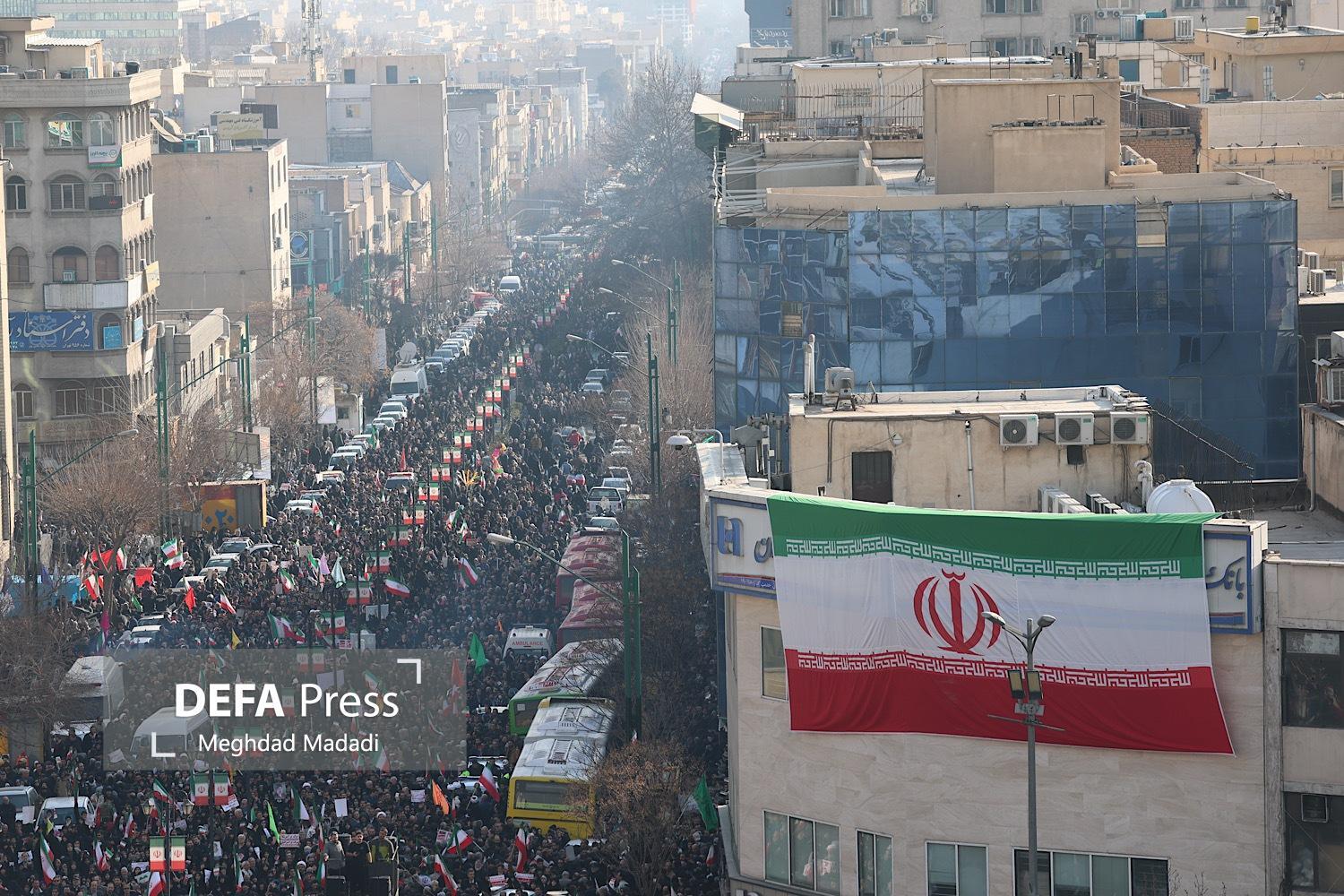 خروش تهرانیها در محکومیت تروریسم و اغتشاشات/ مردم پایتخت قرآن بهدست به میدان آمدند خروش تهرانیها در محکومیت تروریسم و اغتشاشات/ مردم پایتخت قرآن بهدست به میدان آمدند