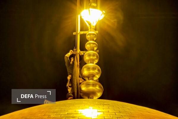 اهتزاز پرچم عزا بر گنبد حرم مطهر امام رضا (ع) + تصاویر