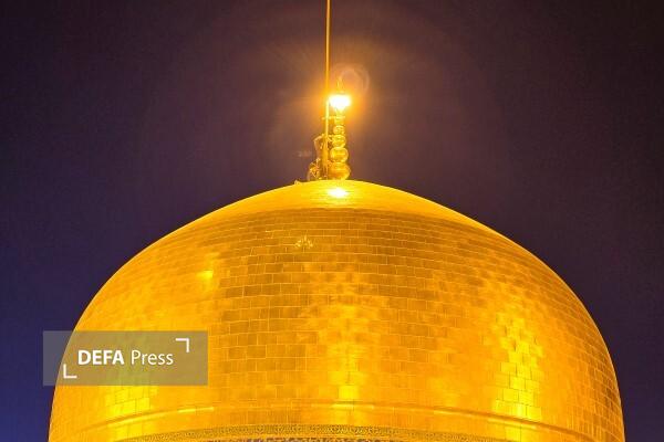 اهتزاز پرچم عزا بر گنبد حرم مطهر امام رضا (ع) + تصاویر