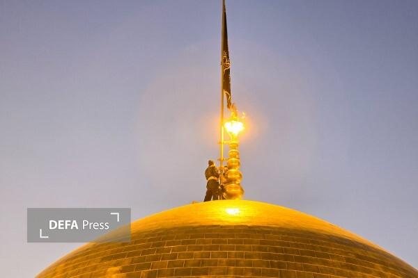 اهتزاز پرچم عزا بر گنبد حرم مطهر امام رضا (ع) + تصاویر