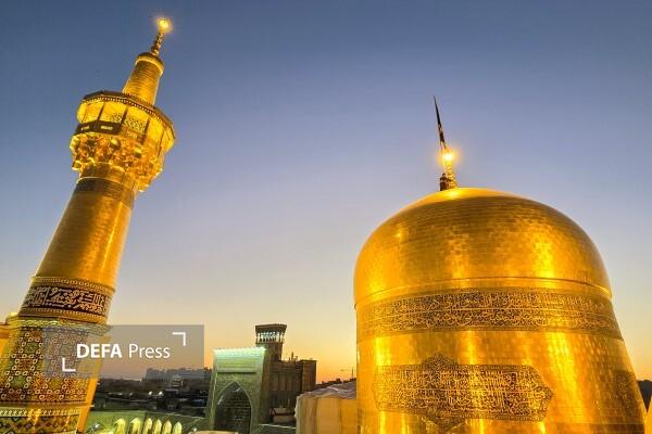 اهتزاز پرچم عزا بر گنبد حرم مطهر امام رضا (ع) + تصاویر