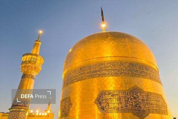 اهتزاز پرچم عزا بر گنبد حرم مطهر امام رضا (ع) + تصاویر