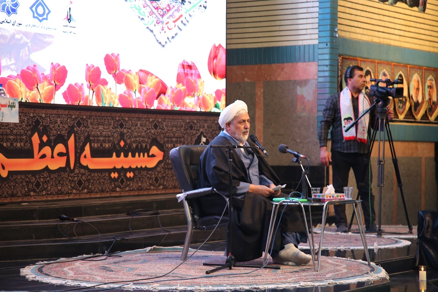 جمهوری اسلامی ایران با عزت در مقابل همه فتنه‌ها ایستاده است