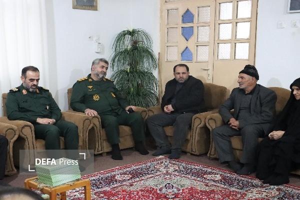 دیدار فرمانده سپاه قدس گیلان با خانواده شهدای حمله تروریستی در رشت دیدار فرمانده سپاه قدس گیلان با خانواده شهدای حمله تروریستی در رشت