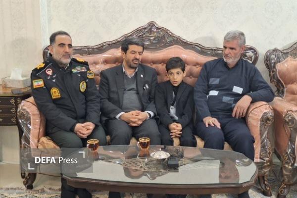 دیدار استاندار همدان با خانواده شهید «محمدجواد بخشیان» + تصاویر
