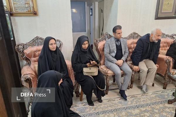 دیدار استاندار همدان با خانواده شهید «محمدجواد بخشیان» + تصاویر