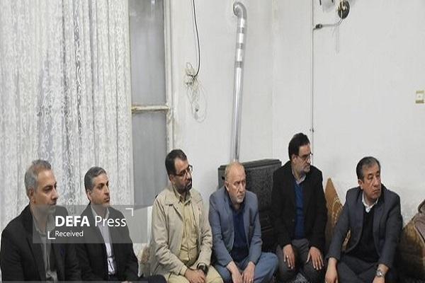 دیدار استاندار و مسئولان لرستان با خانواده شهدای امنیت در بروجرد دیدار استاندار و مسئولان لرستان با خانواده شهدای امنیت در بروجرد