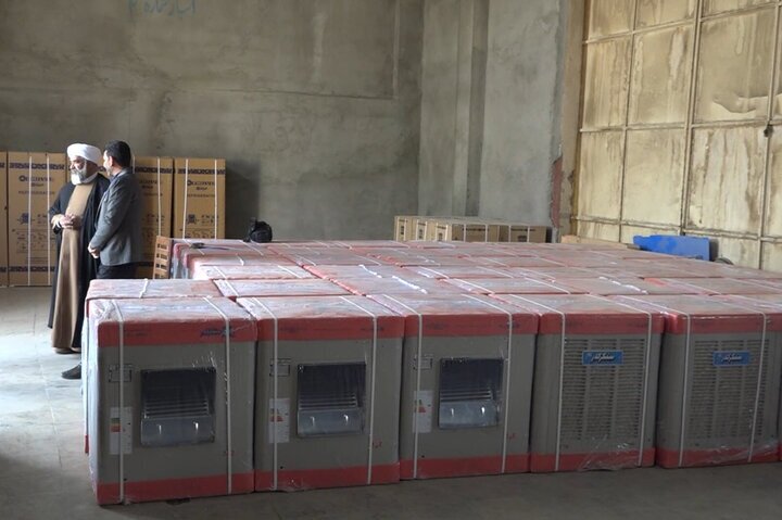 توزیع کالاهای ضروری زندگی در حاجی آباد