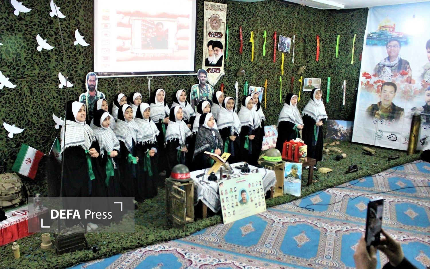 محفل شهدایی «لالههای آسمانی» با حضور دختران دانش آموز در قم محفل شهدایی «لالههای آسمانی» با حضور دختران دانش آموز در قم