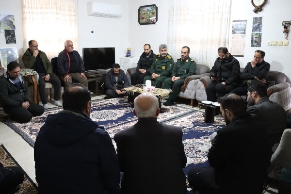 دیدار فرمانده سپاه قدس گیلان با خانواده شهدای مدافع وطن