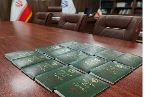 اهدای شناسنامه به خانواده ۱۳ شهید جنگ ۱۲ روزه زنجان