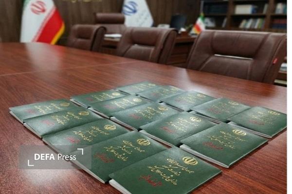 اهدای شناسنامه به خانواده ۱۳ شهید «جنگ ۱۲ روزه» زنجان اهدای شناسنامه به خانواده ۱۳ شهید «جنگ ۱۲ روزه» زنجان