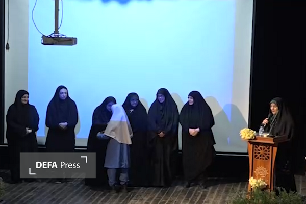 تجلیل از برگزیدگان پنجمین رویداد فرهنگی ادبی «مادرانه» در ساری