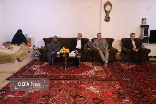 دیدار مدیرکل آموزش و پرورش آذربایجان شرقی با خانواده شهید دفاع مقدس ۱۲ روزه در جلفا دیدار مدیرکل آموزش و پرورش آذربایجان شرقی با خانواده شهید دفاع مقدس ۱۲ روزه در جلفا