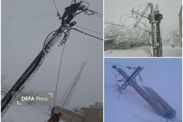 در پی بارش سنگین برف در سقز و بانه بیش از ۳۰۰ اصله تیر برق شکسته شد