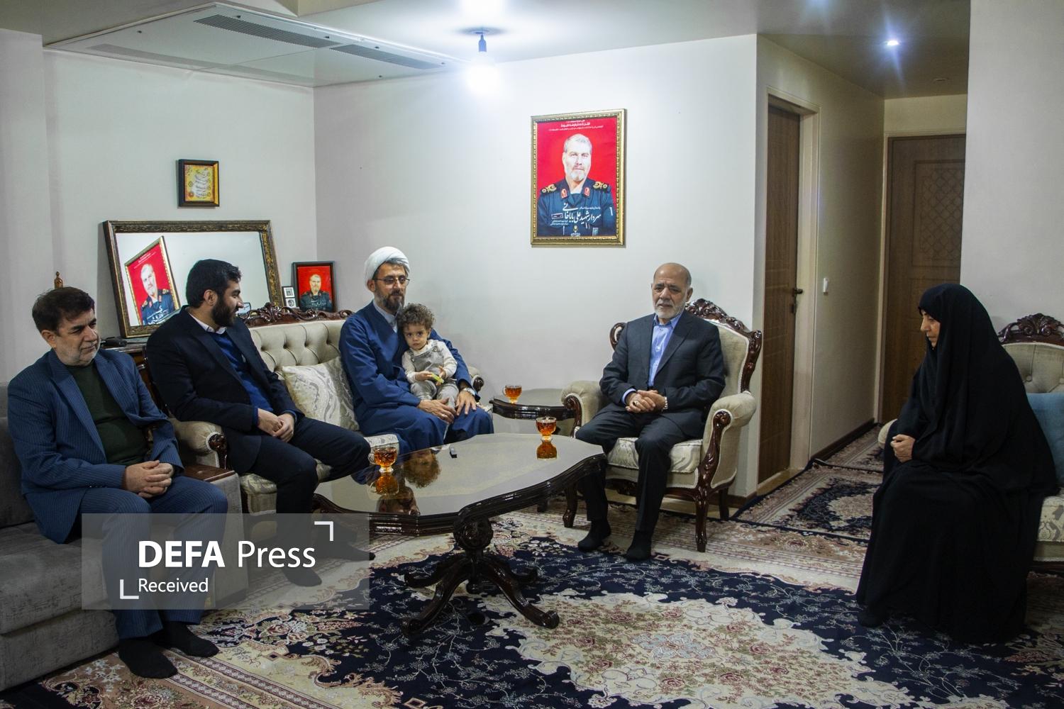 دیدار سرلشکر عبداللهی با خانواده شهید باباخانی دیدار سرلشکر عبداللهی با خانواده شهیدان «حاجیزاده» و «باباخانی»