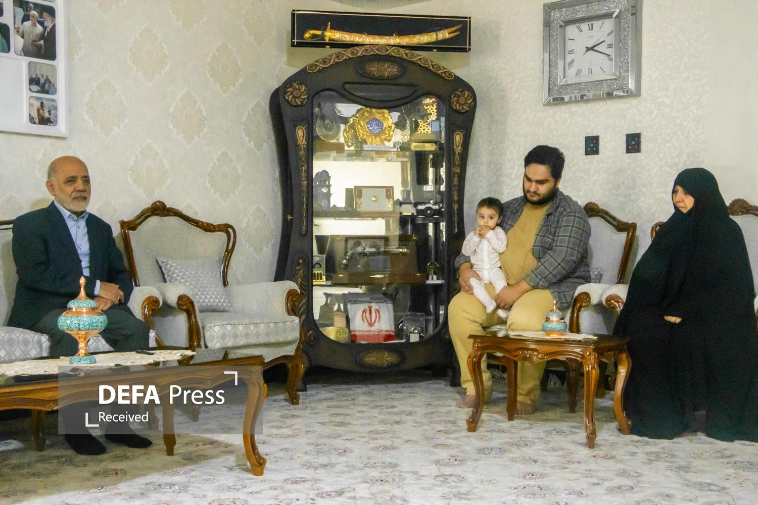 دیدار سرلشکر عبداللهی با خانواده شهید حاجیزاده دیدار سرلشکر عبداللهی با خانواده شهیدان «حاجیزاده» و «باباخانی»