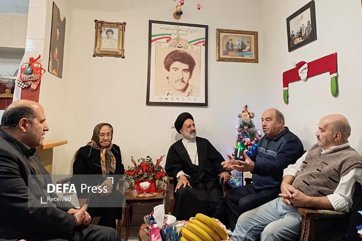 نماینده ولی فقیه در بنیاد شهید و امور ایثارگران به دیدار خانواده شهید «روبرت لازار» رفت