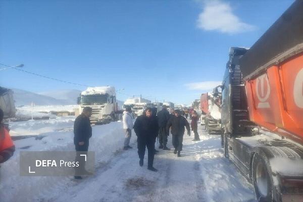 عملیات آزادسازی خودروهای گرفتار در کولاک محور سقز - دیواندره انجام شد عملیات آزادسازی خودروهای گرفتار در کولاک محور سقز - دیواندره انجام شد