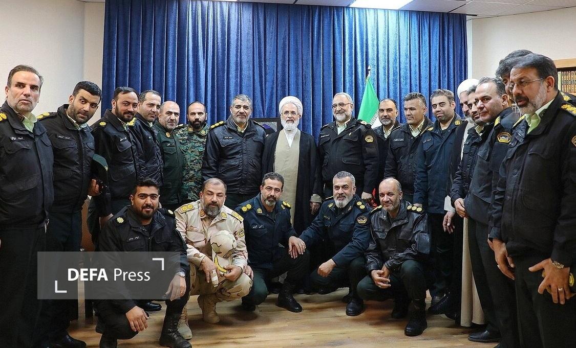 تجلیل آیت الله اعرافی از جانبازان فرماندهی انتظامی قم در اغتشاشات اخیر تجلیل آیت الله اعرافی از جانبازان فرماندهی انتظامی قم در اغتشاشات اخیر