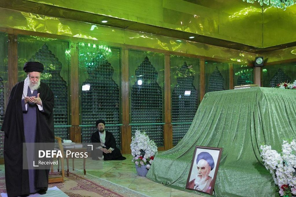حضور امام خامنه‌ای در حرم مطهر حضرت امام خمینی (ره)