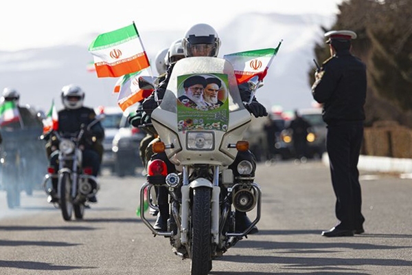 آغاز رژه موتوری نیرو‌های مسلح در اهواز به مناسبت سالروز ورود امام (ره) به کشور
