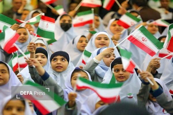 طنین انداز شدن صدای انقلاب در ۳۸۰۰ مدرسه گلستان+فیلم طنین انداز شدن صدای انقلاب در ۳۸۰۰ مدرسه گلستان+فیلم