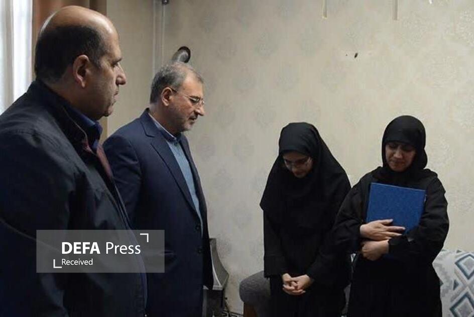 دیدار معاون فرهنگی و آموزشی بنیاد شهید و امور ایثارگران با خانواده شهدای اغتشاشات تروریستی دی ماه