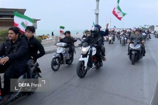 همزمان با آغاز دهه فجر رژه موتورسواران کردستانی در خیابانهای سنندج برگزار شد همزمان با آغاز دهه فجر رژه موتورسواران کردستانی در خیابانهای سنندج برگزار شد