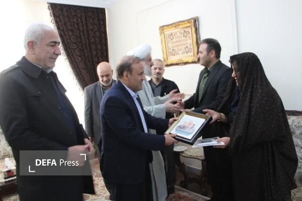 دیدار سرپرست فرمانداری ویژه ملایر با خانواده‌های معظم شهدا + تصاویر