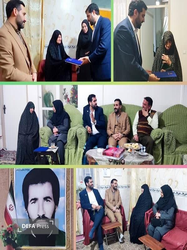 دیدار مدیرکل تعاون، کار و رفاه اجتماعی کرمان با خانواده شهدای والامقام به مناسبت دهه فجر دیدار مدیرکل تعاون، کار و رفاه اجتماعی کرمان با خانواده شهدای والامقام به مناسبت دهه فجر