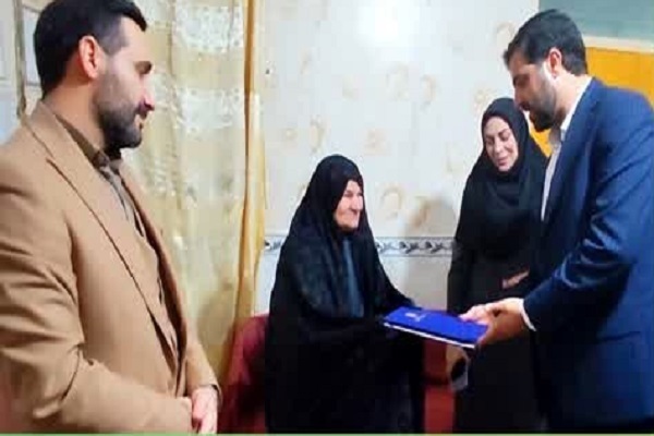 دیدار مدیرکل تعاون، کار و رفاه اجتماعی کرمان با خانواده شهدای والامقام به مناسبت دهه فجر