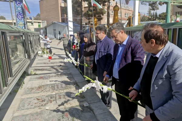 غبارروبی مزار شهدا در دهه مبارک فجر