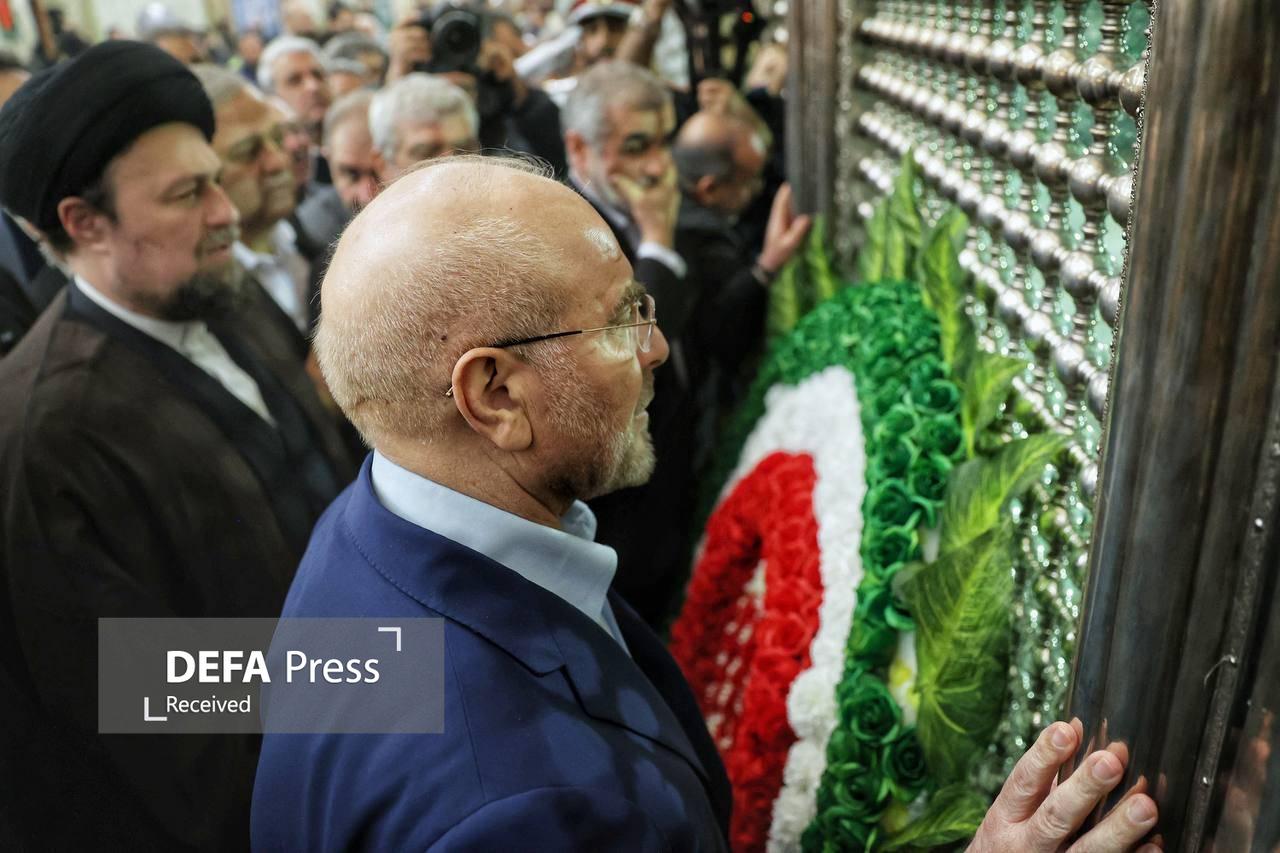 رئیس و نمایندگان مجلس با آرمانهای امام (ره) و انقلاب تجدید میثاق کردند رئیس و نمایندگان مجلس با آرمانهای امام (ره) و انقلاب تجدید میثاق کردند